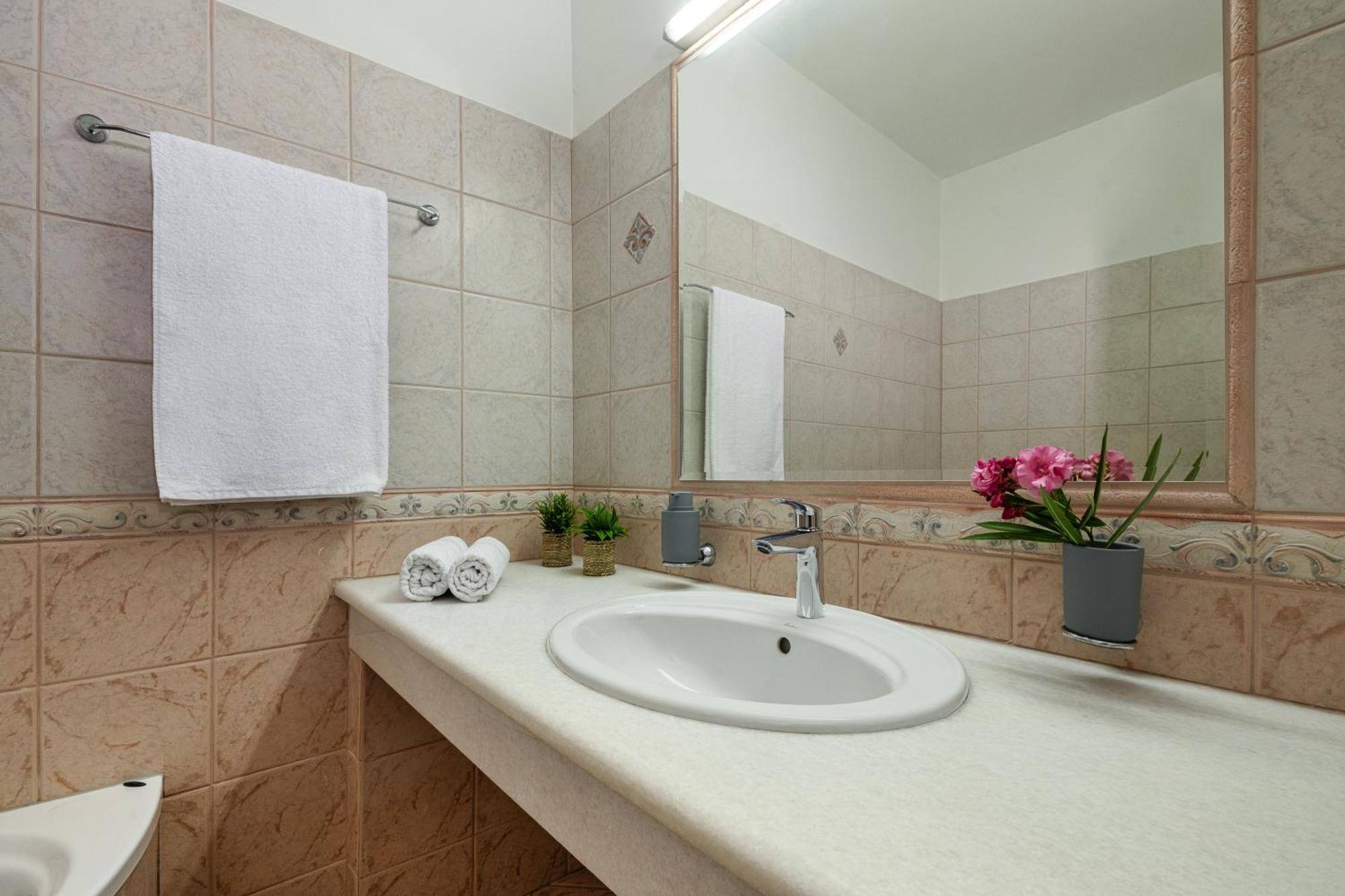 Villa Mariani II - In Lothiarika, Newly Renovated June 2024, Private Pool, Lindos 10 Min, Beach 120M Лардос Екстериор снимка