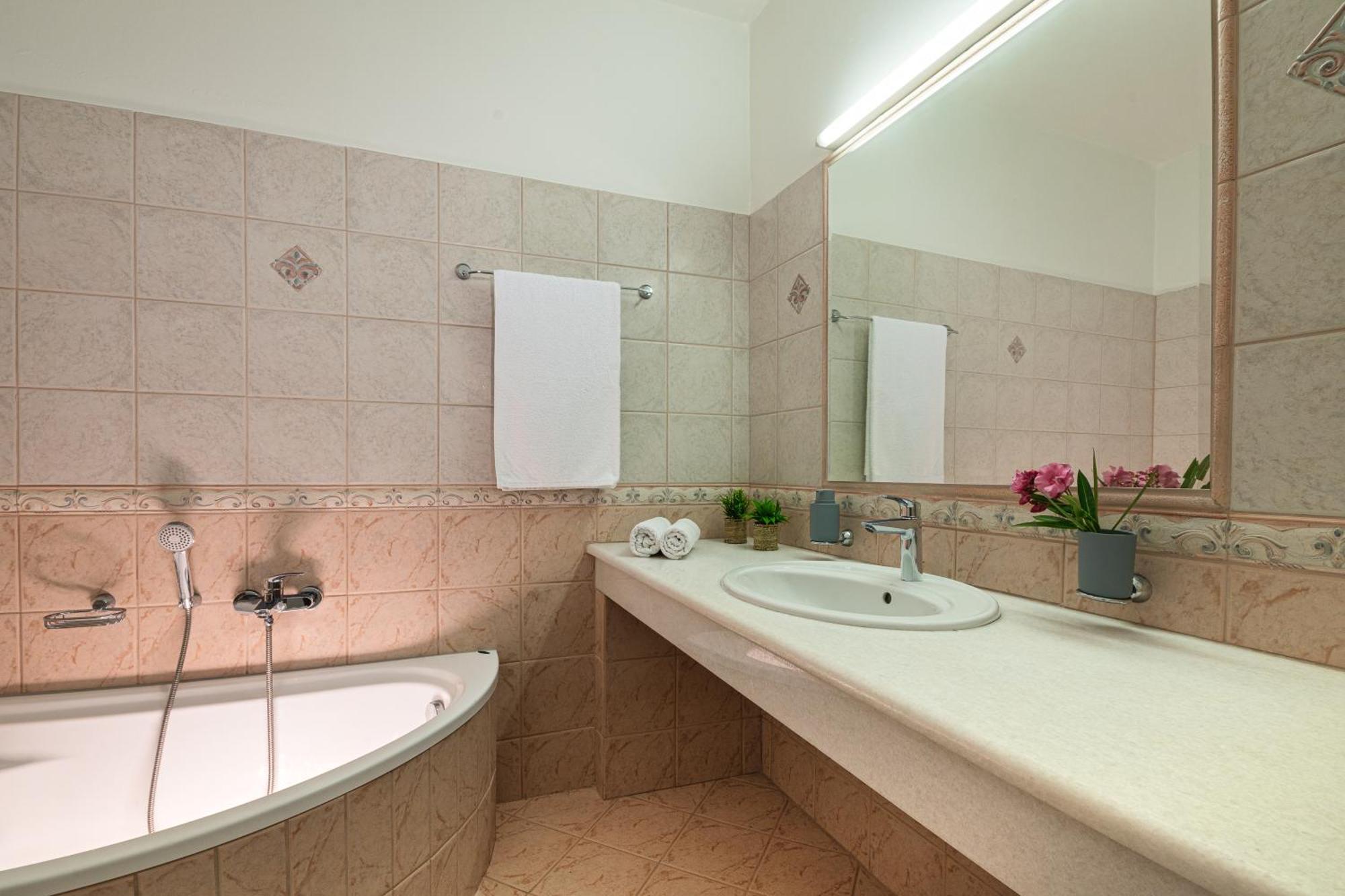 Villa Mariani II - In Lothiarika, Newly Renovated June 2024, Private Pool, Lindos 10 Min, Beach 120M Лардос Екстериор снимка